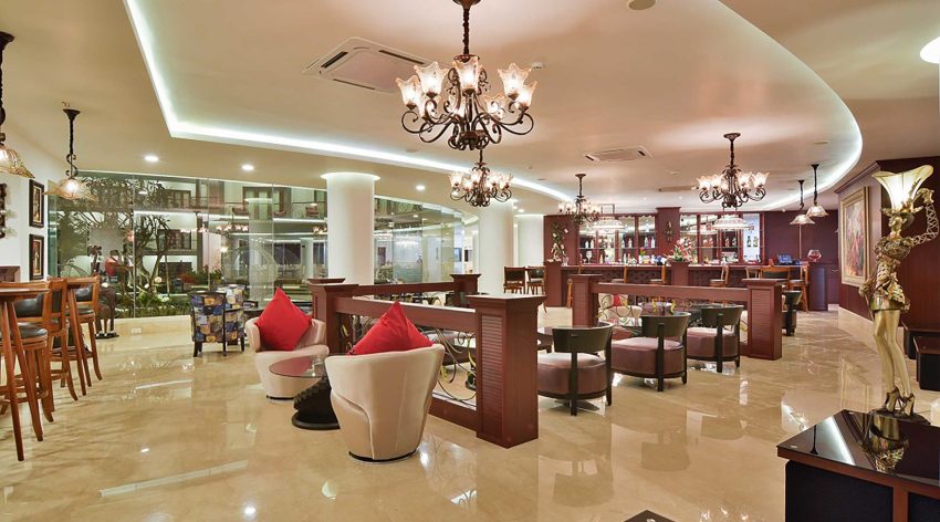 Pete's Dueling Piano Bar and nightlife in the Old 6th area of Austin